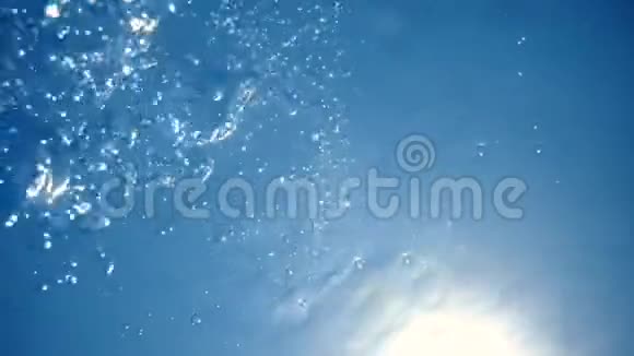 气泡在蓝色纯净的海洋中上升到表面晶莹剔透的海水视频的预览图
