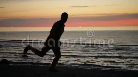 日落时分在海滩上跳舞视频的预览图