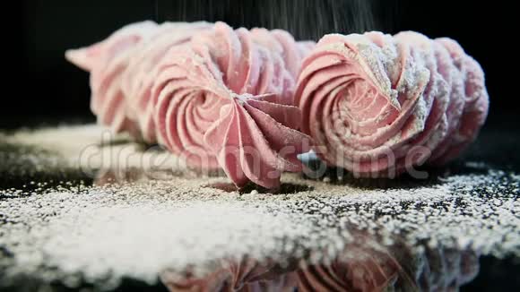 特写糖粉落在粉红色手工棉花糖上视频的预览图