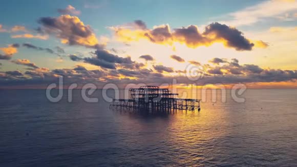 日出时废弃的布莱顿码头的空中拍摄视频的预览图