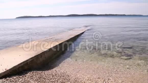 石墩四面环海有小浪小石头古老的石墩用于捕鱼和亚得里亚海海浪拍打视频的预览图