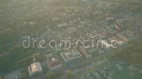 从空中俯瞰阳光明媚的苏黎世城市景观视频的预览图