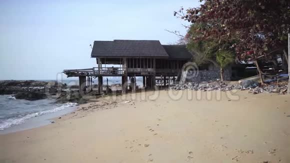 泰国芭堤雅有一座美丽的废弃房子的海滨视频的预览图