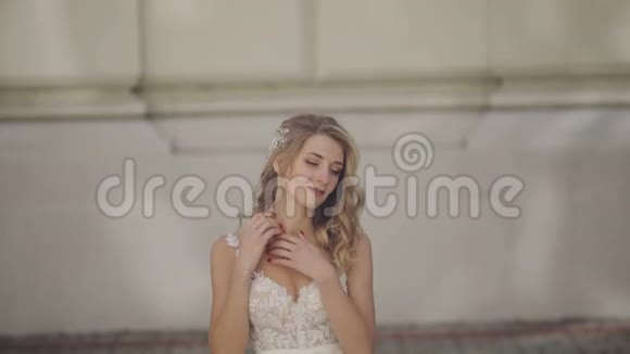 美丽可爱的新娘漂亮又整洁的女人近距离射击金发美女婚礼日视频的预览图