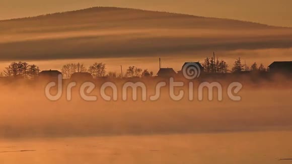 雾中的乡村房子和河流视频的预览图