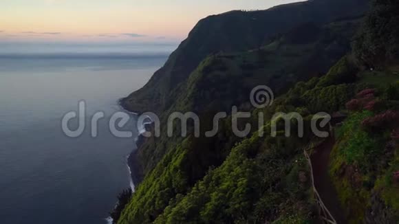 日出时可以看到圣米格尔岛和大西洋的美丽全景视频的预览图