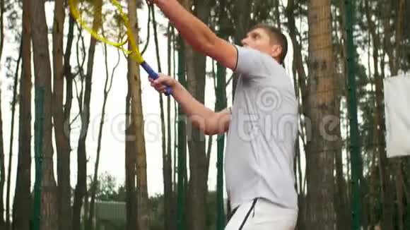 网球运动员在比赛中打网球视频的预览图