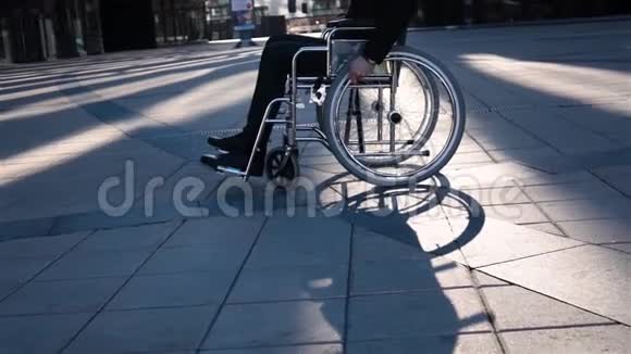 身体残疾的商人他把轮椅转向镜头前视频的预览图