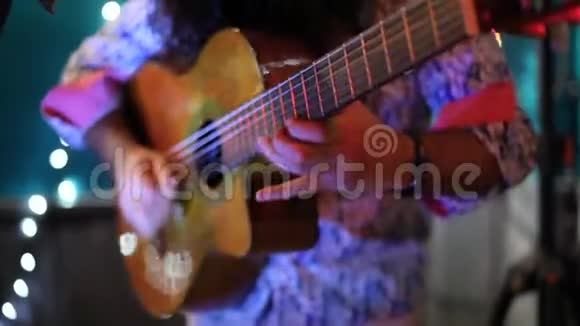 吉他手晚上在酒吧招待视频的预览图