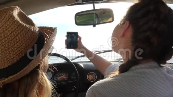 自拍智能手机上的女朋友后轮汽车女孩照片上的小工具到汽车前座视频的预览图