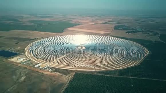 圆形太阳能发电站的鸟瞰图视频的预览图