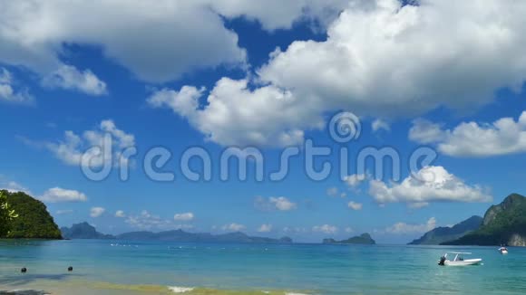 美丽的海洋景观对抗蓝色云天在ElNido巴拉望菲律宾视频的预览图