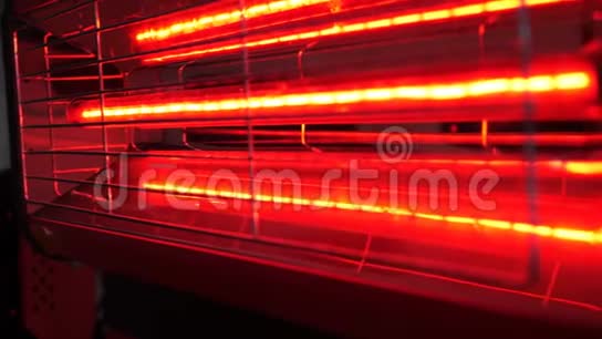 喷漆或陶瓷车身后烘干机器的红色灯具视频的预览图