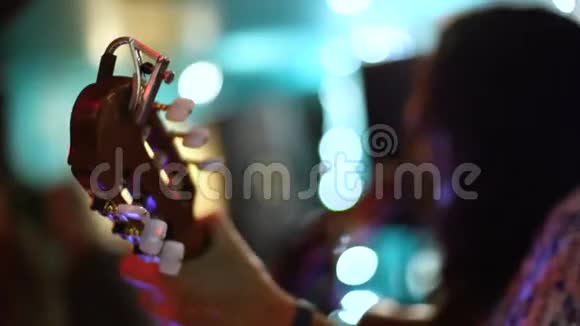 吉他手晚上在酒吧招待视频的预览图