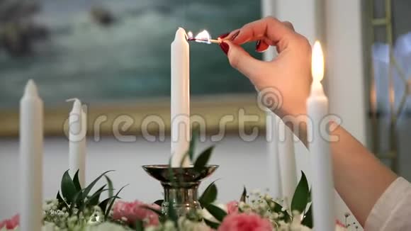 女人的手点燃蜡烛视频的预览图