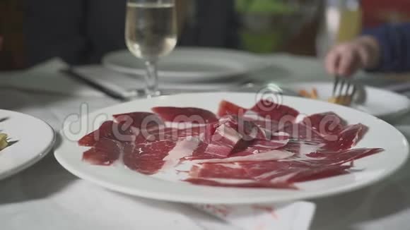 午餐在餐厅享用白葡萄酒和西班牙火腿视频的预览图