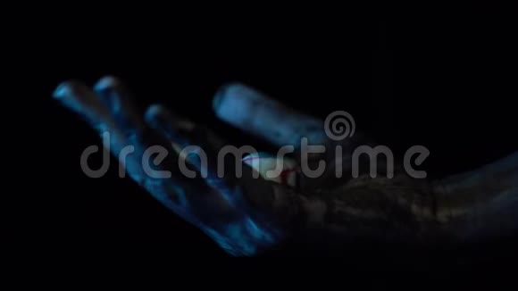 僵尸黑手里的眼睛视频的预览图