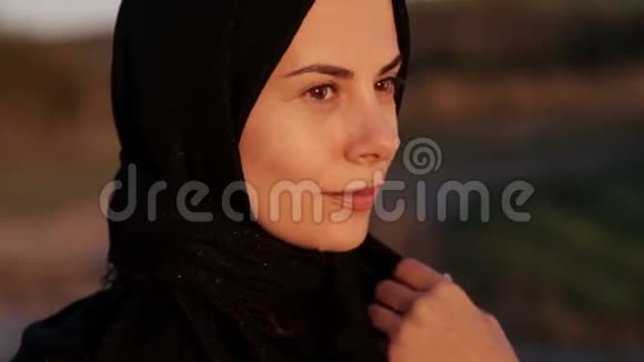 一个穿着头巾的伊斯兰妇女看着镜头视频的预览图