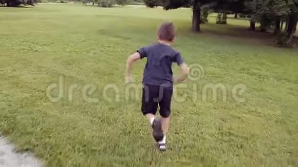 一个小男孩飞快地跑过草地心情愉快地躺着视频的预览图