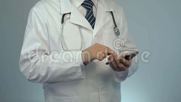 医院医生在智能手机上拨打电话咨询病人视频的预览图