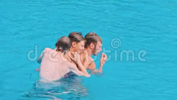 游泳池附近有三个快乐的孩子视频的预览图