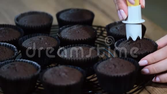 女人做巧克力蛋糕视频的预览图