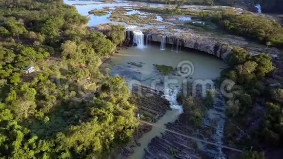 圆形悬崖上景的巨大瀑布视频的预览图