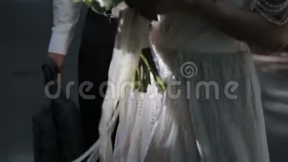 浪漫的婚礼时刻新娘手里拿着花束一件连衣裙视频的预览图