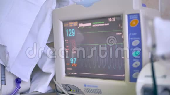 一个医学屏幕显示病人的生命体征包括心率视频的预览图