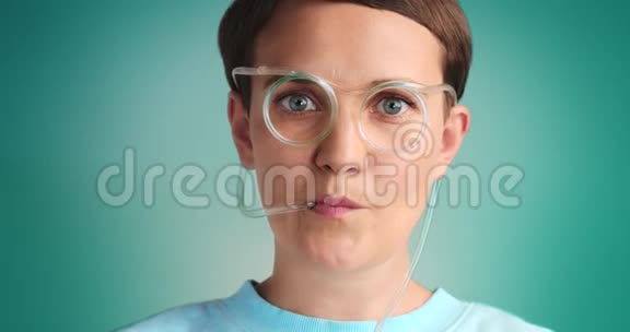 有趣的女人用喝斯特拉眼镜视频的预览图