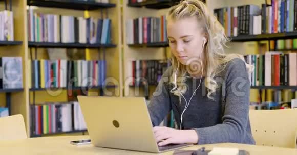 专为图书馆笔记本电脑工作的女学生视频的预览图