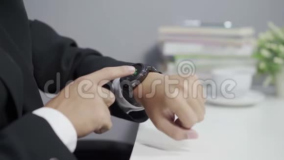 商业人士使用智能手表的手视频的预览图