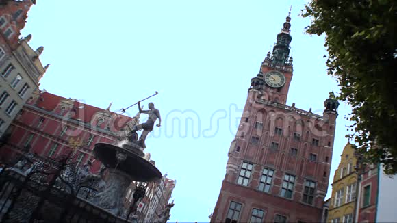 喷泉与海王星雕像前面的建筑与钟楼在格但斯克视频的预览图
