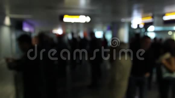 国际机场大厅等待飞机抵达的人视频的预览图