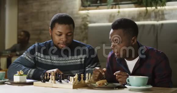 内容黑人在自助餐厅下棋视频的预览图