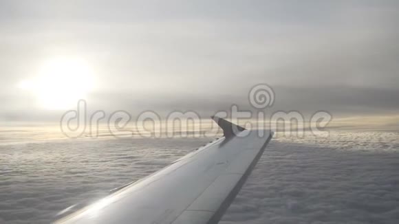 日落时分喷气式飞机在天空中的机翼视频的预览图