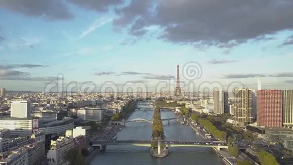 巴黎的空中景色塞纳河和埃菲尔铁塔无人驾驶视频的预览图