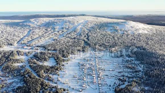 滑雪场全景录像森林山区滑雪场美丽的冬季景观室外视频的预览图
