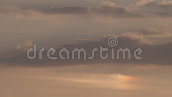 夕阳云随飞机掠过的时间流逝视频的预览图