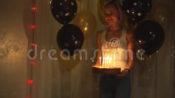 男孩吹灭生日蛋糕上的蜡烛视频的预览图