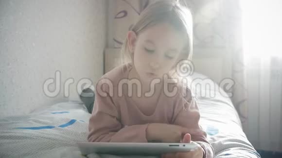 女孩躺在床上看书女孩孩子长发可爱睡衣放松和阅读童话书惬意的时光视频的预览图