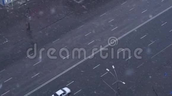 带着汽车在城市街道上下雪视频的预览图