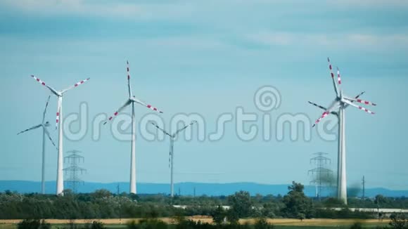 风力发电机和电力塔视频的预览图