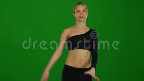摄影棚中女性跳跃的特写慢动作铬键视频的预览图