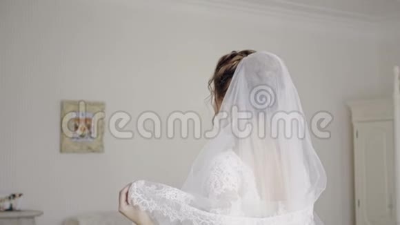 新娘带着花束走到镜子前视频的预览图