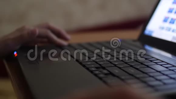 晚上人们在笔记本电脑上打印一条信息视频的预览图
