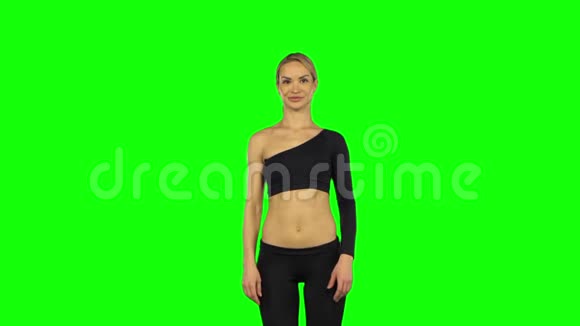 kangoo跳鞋的贴身女子训练铬钥匙慢动作视频的预览图