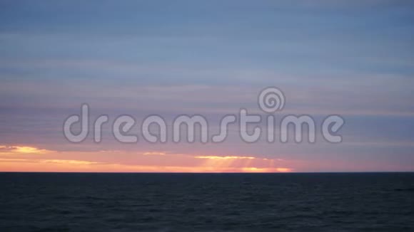 帕兰加波罗的海上空日落4k时间流逝视频的预览图