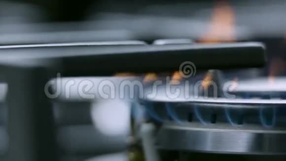 火上的炊具滑过视频的预览图