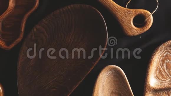 丰富多样的木制空切割板和深色背景板视频的预览图